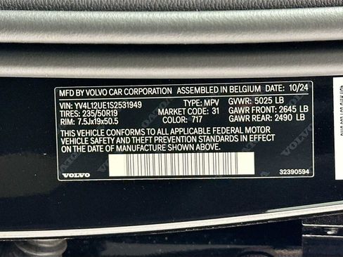 Certified 2025 Volvo XC40 B5 Plus w/ Protection Package Premier image 30