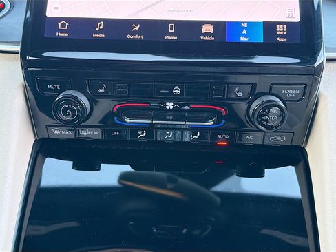 Used 2024 Jeep Grand Cherokee L Limited w/ Black Appearance Package image 34