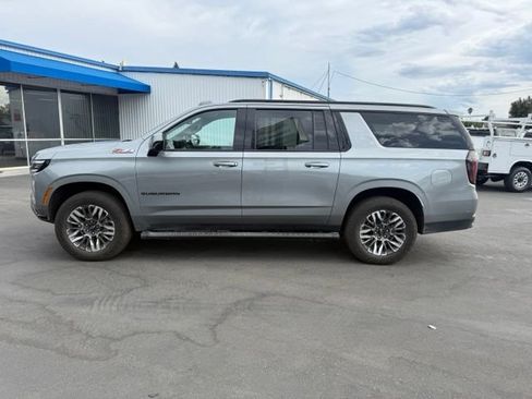 Used 2025 Chevrolet Suburban Z71 AWD/4WD image 2