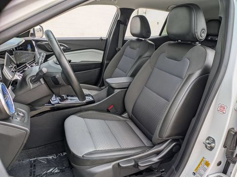 Used 2025 Chevrolet Trax LT w/ LT Convenience Package FWD image 23