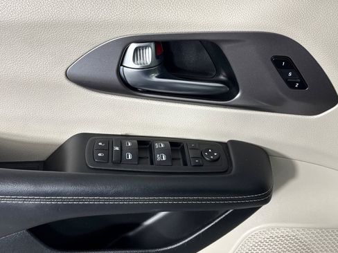 Used 2023 Chrysler Pacifica Touring-L FWD image 8