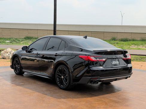 Used 2025 Toyota Camry SE w/ Convenience Package FWD image 4