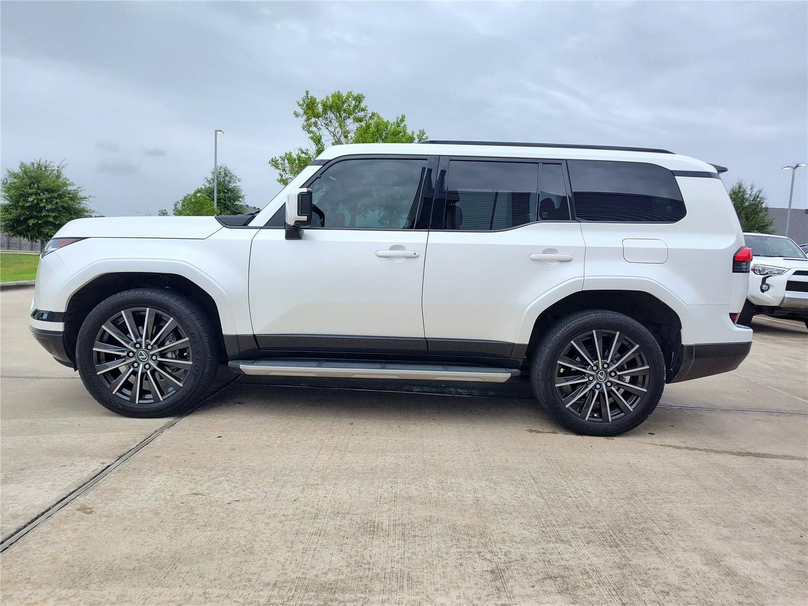 Used 2024 Lexus GX 550 w/ Accessory Package (Z1) AWD/4WD image 3