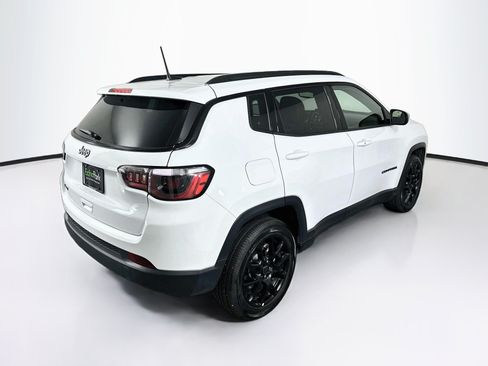 Used 2026 Jeep Compass Latitude AWD/4WD image 9