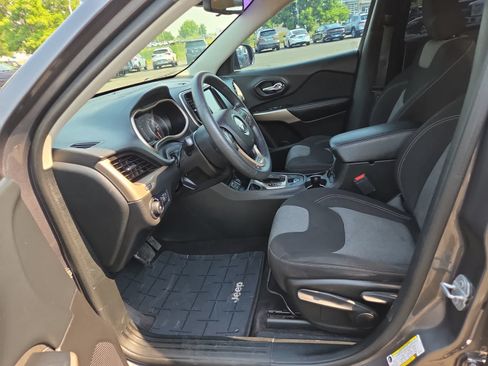Used 2018 Jeep Cherokee Latitude FWD image 19