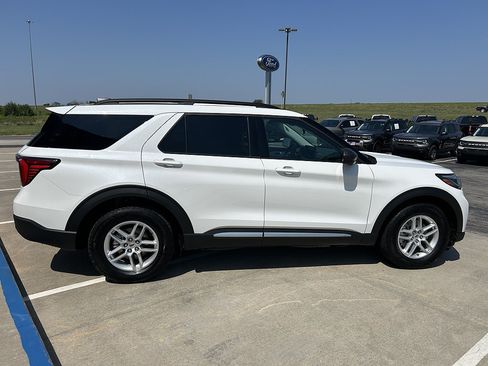 Used 2025 Ford Explorer Active AWD/4WD image 6