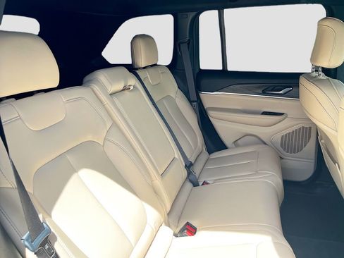 Used 2024 Jeep Grand Cherokee Limited AWD/4WD image 26