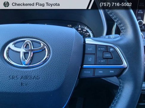 Used 2021 Toyota Highlander XLE AWD/4WD image 14