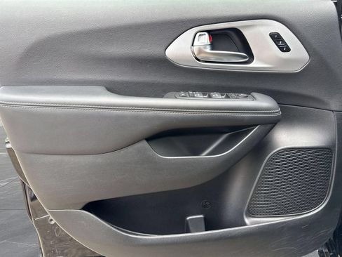 Used 2025 Chrysler Pacifica Limited FWD image 15