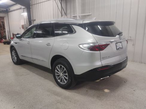 Used 2022 Buick Enclave Essence image 3