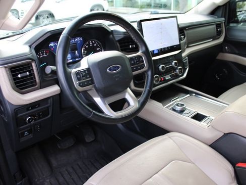 Used 2022 Ford Expedition Limited image 4