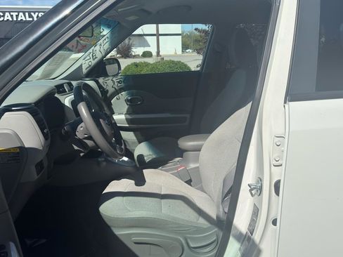 Used 2016 Kia Soul EV FWD image 12