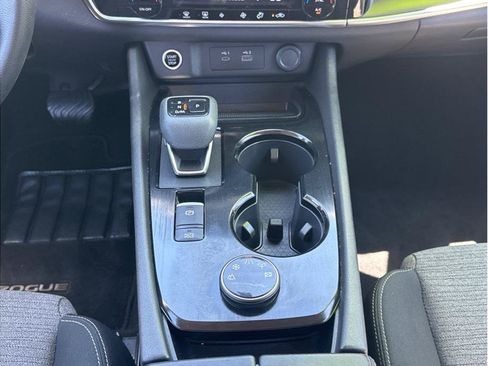 Used 2022 Nissan Rogue SV AWD/4WD image 18