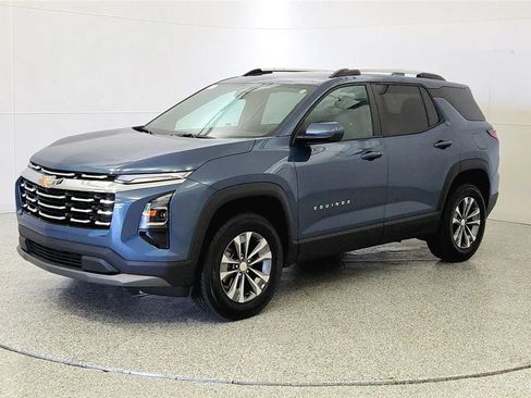 Used 2025 Chevrolet Equinox LT FWD image 3