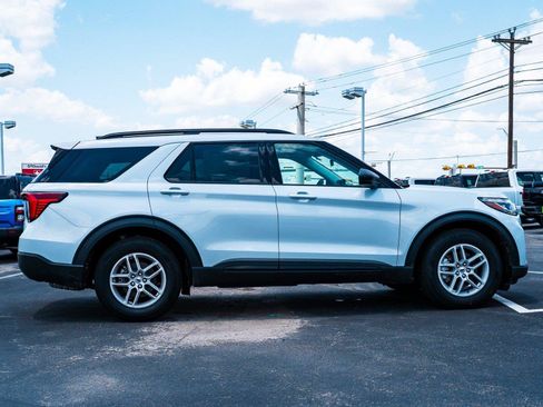 New 2026 Ford Explorer Active RWD image 3