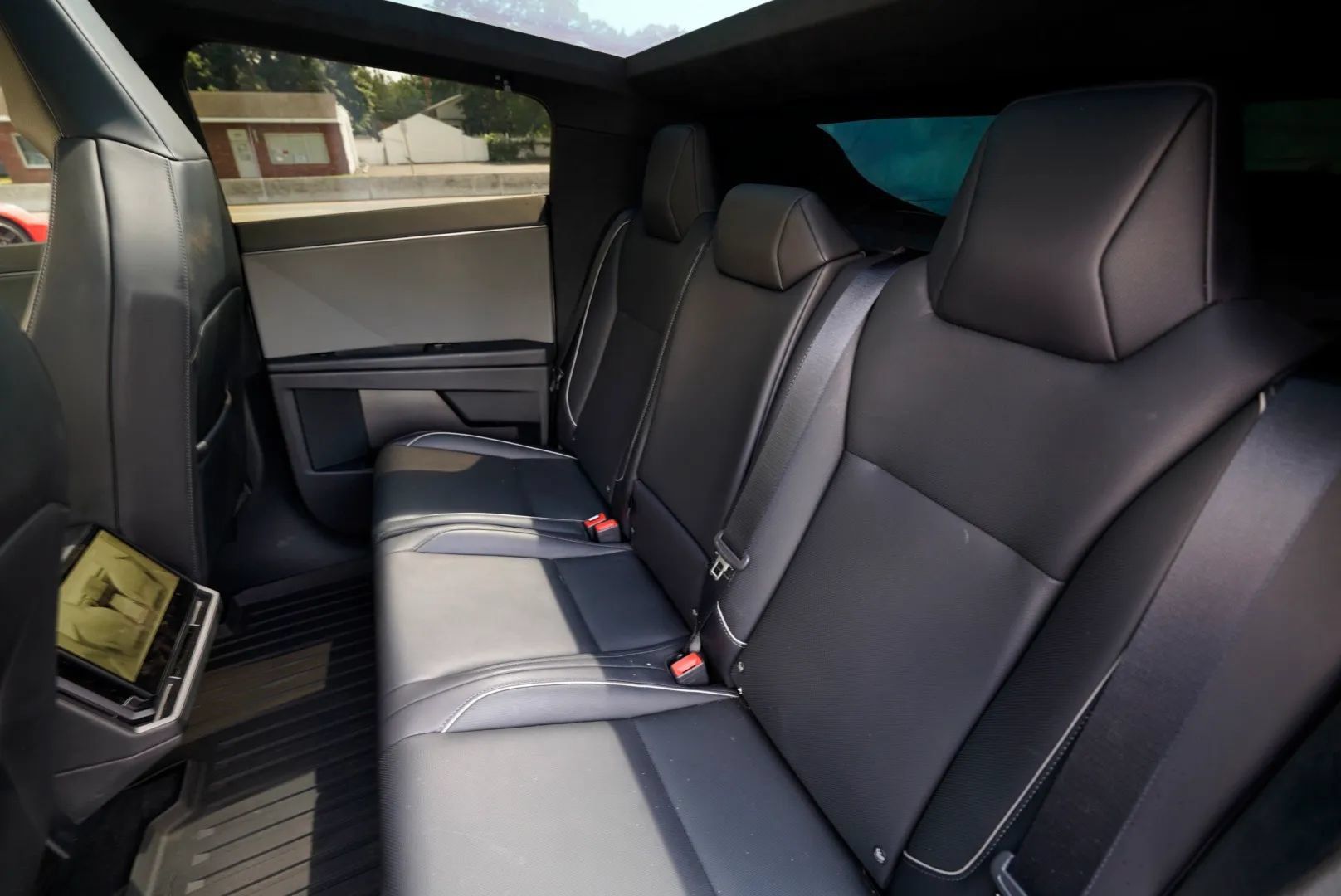 Used 2024 Tesla Cybertruck AWD Crew Cab image 33