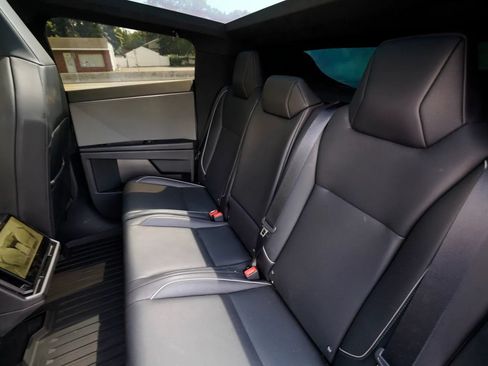 Used 2024 Tesla Cybertruck AWD Crew Cab image 33