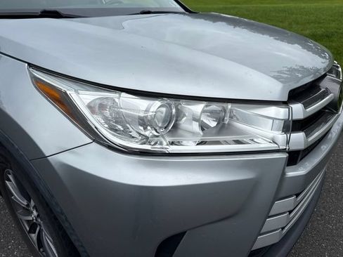 Used 2019 Toyota Highlander XLE AWD/4WD image 12