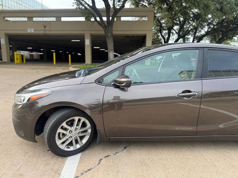 Used 2017 Kia Forte LX FWD image 3