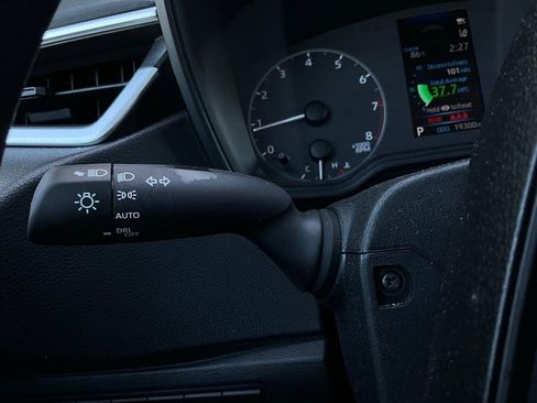 Used 2025 Toyota Corolla LE image 31