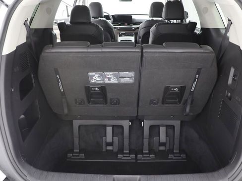 Used 2025 Kia Carnival FWD image 25