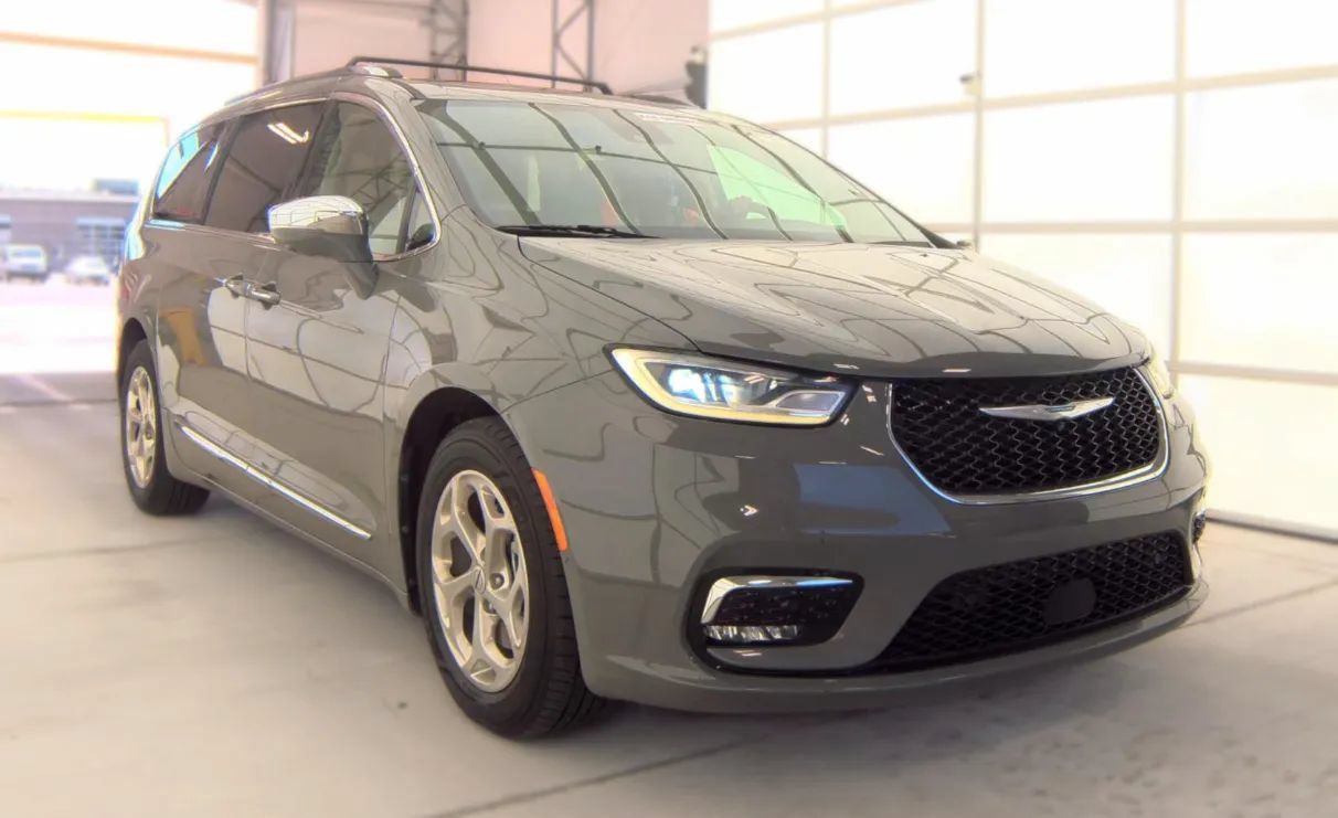 Used 2021 Chrysler Pacifica Limited w/ Uconnect Theater Family Group FWD image 2