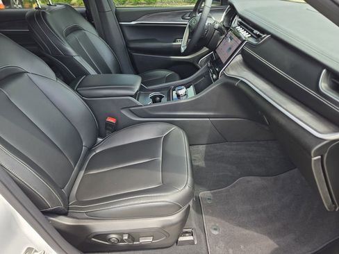 Used 2024 Jeep Grand Cherokee L Limited w/ Black Appearance Package RWD image 17