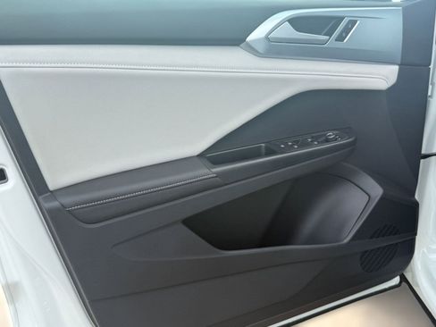 New 2026 Volkswagen Taos SE image 19