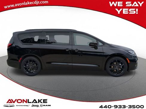 New 2026 Chrysler Pacifica Limited w/ S Appearance Package image 7