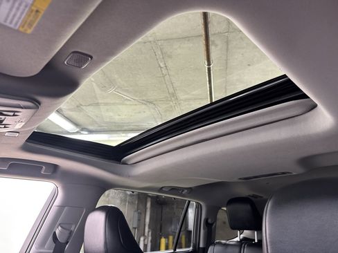 Used 2023 Toyota Highlander XLE FWD image 36