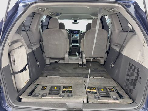 Used 2018 Toyota Sienna LE w/ Carpet Mat Package FWD image 46