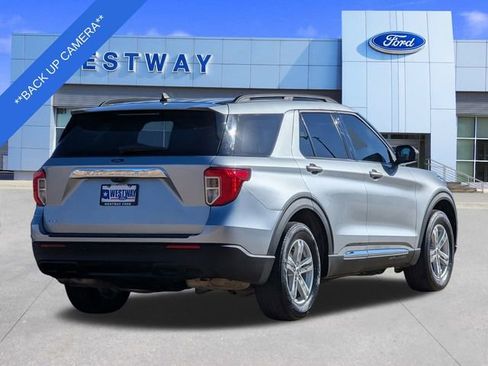 Used 2023 Ford Explorer XLT image 4