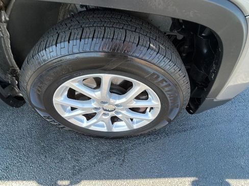 Used 2015 Jeep Cherokee Latitude w/ Cold Weather Group image 38