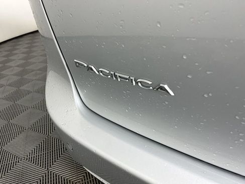 Used 2024 Chrysler Pacifica Touring-L image 3