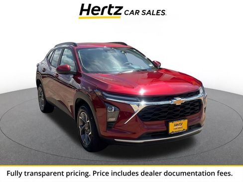 Used 2025 Chevrolet Trax LT FWD image 1