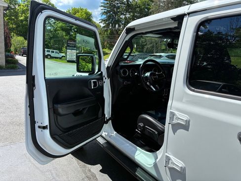 Used 2019 Jeep Wrangler Unlimited Sahara w/ Quick Order Package 24M Moab AWD/4WD image 22