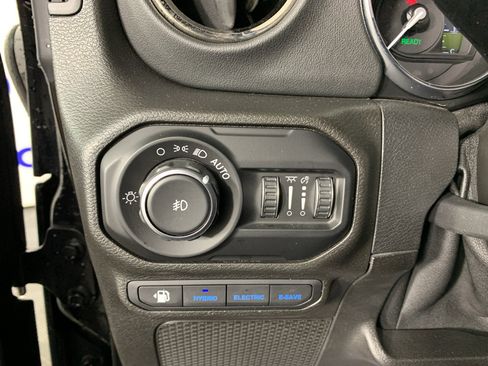 Used 2021 Jeep Wrangler Unlimited Sahara AWD/4WD image 16