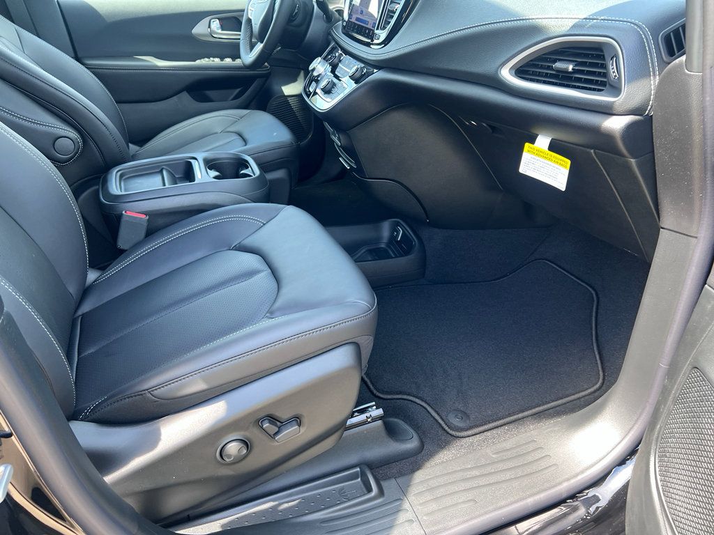 New 2027 Chrysler Pacifica Select w/ Family Tech Group FWD image 17