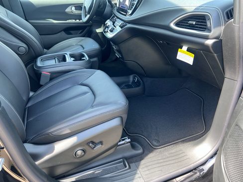 New 2027 Chrysler Pacifica Select w/ Family Tech Group FWD image 17