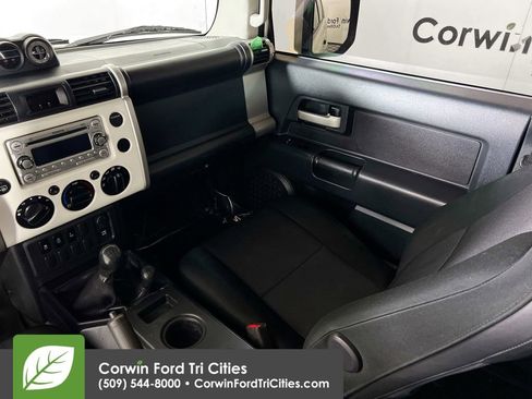 Used 2014 Toyota FJ Cruiser 4WD image 25