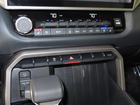Used 2025 Toyota Tundra Limited AWD/4WD image 11