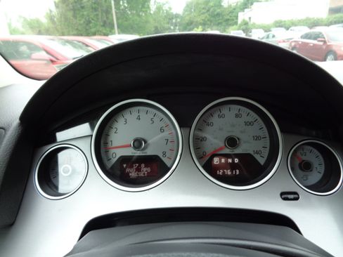 Used 2009 Volkswagen Routan SEL Premium image 18