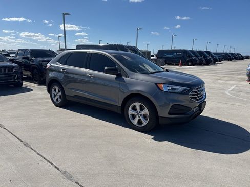 Used 2022 Ford Edge SE image 2