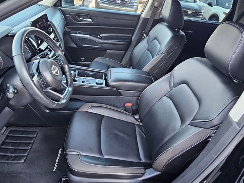 Used 2025 Nissan Pathfinder SL image 18