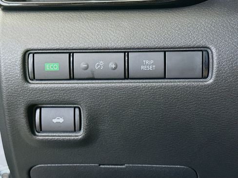 Used 2025 Nissan Sentra SV w/ All-Weather Package FWD image 16