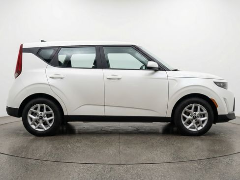 Used 2025 Kia Soul LX w/ LX Technology Package FWD image 11