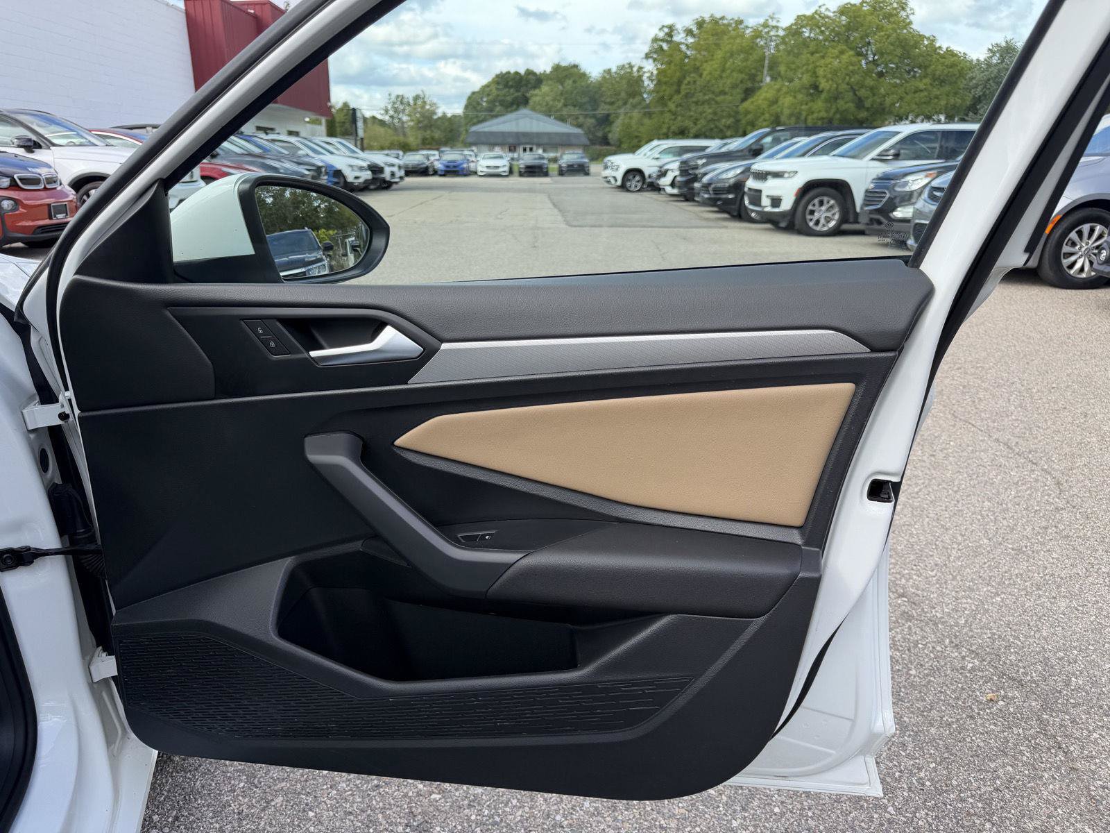 Used 2021 Volkswagen Jetta SE FWD image 25