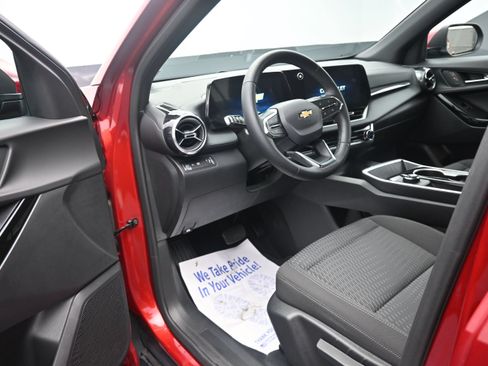 Used 2026 Chevrolet Equinox LT w/ Safety and Technology Package FWD image 9