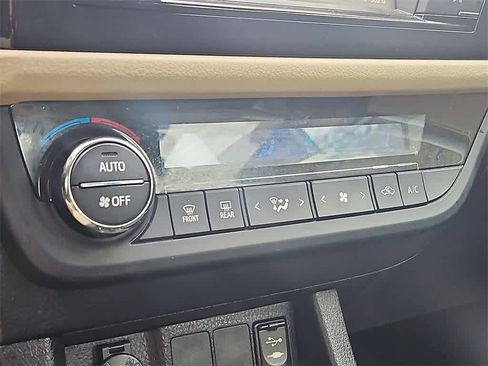 Used 2015 Toyota Corolla LE image 12