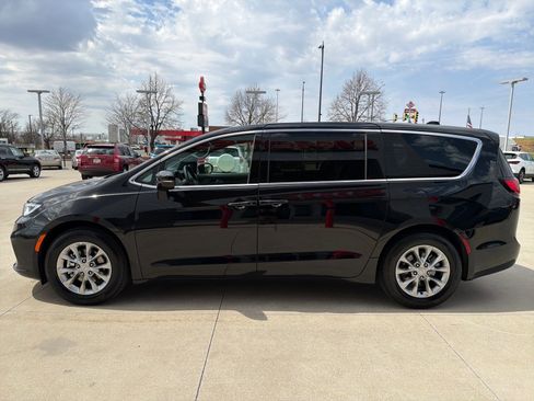 Used 2026 Chrysler Pacifica Limited image 5